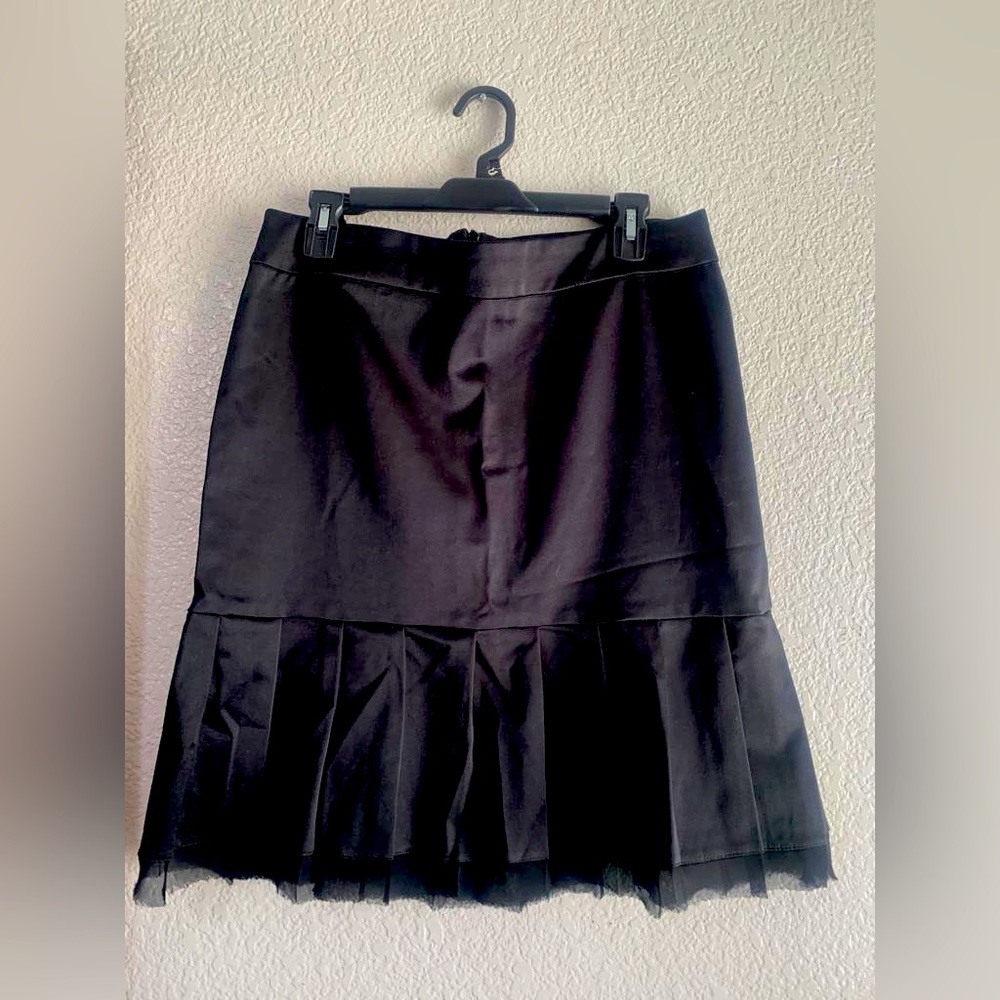 Black skirt, size 9 (juniors) but it can fit a Woman size M/L